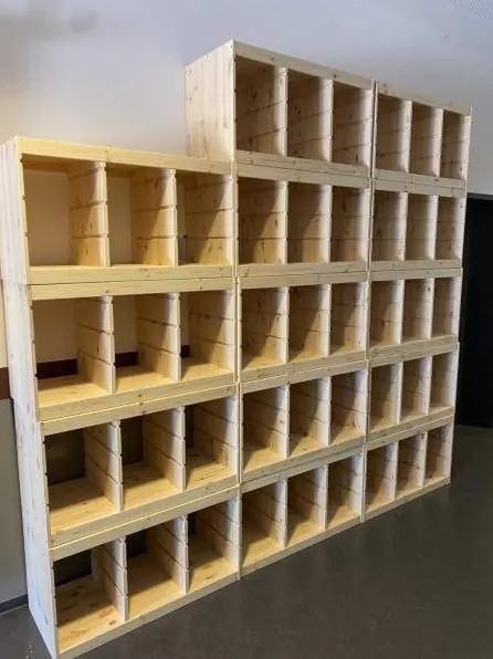 Regalsystem aus Massivholz-Würfeln