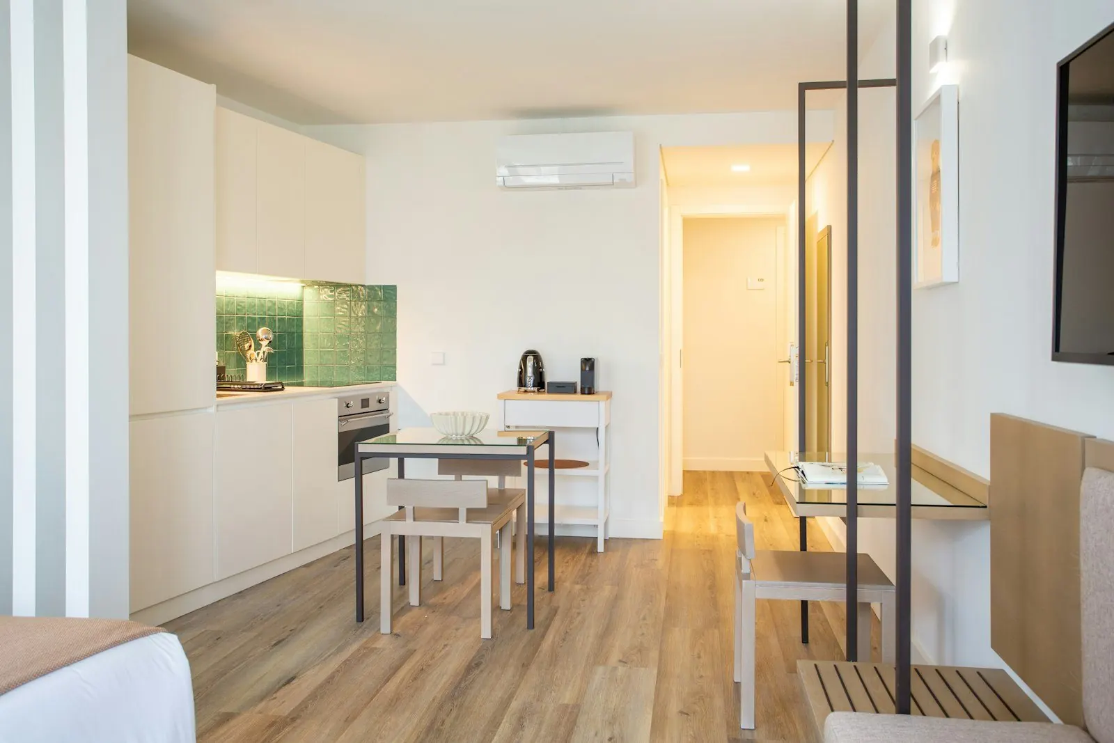 Apartment mit Pantryküche, Esstisch und Arbeitsplatz